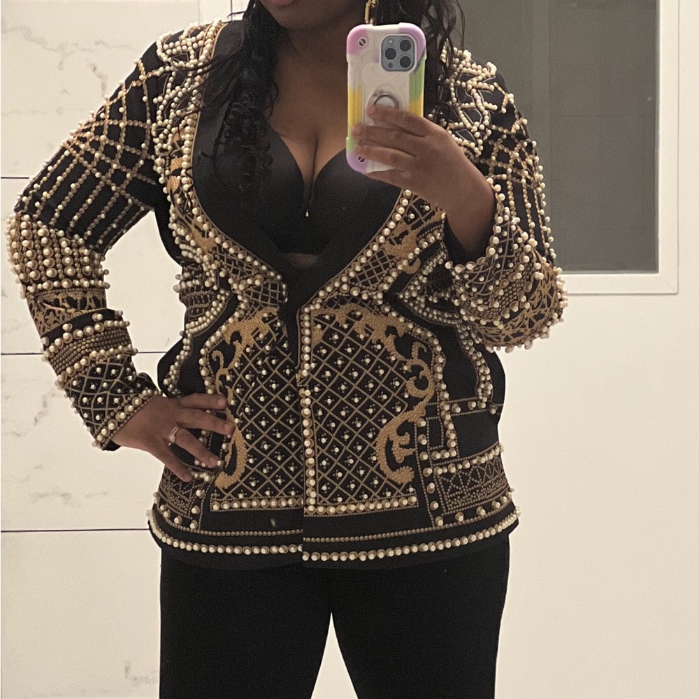 Black & gold blazer with pearls! Definitely a head turner 🖤